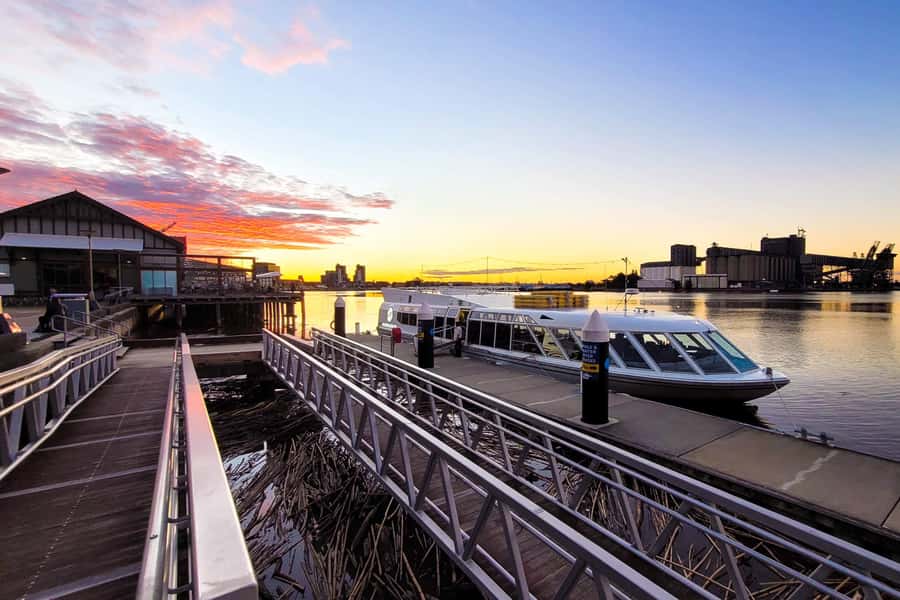 Newcastle: Harbour Dinner Cruise with Live Music - Board at Lee Wharf: Getting Oriented Without Fuss