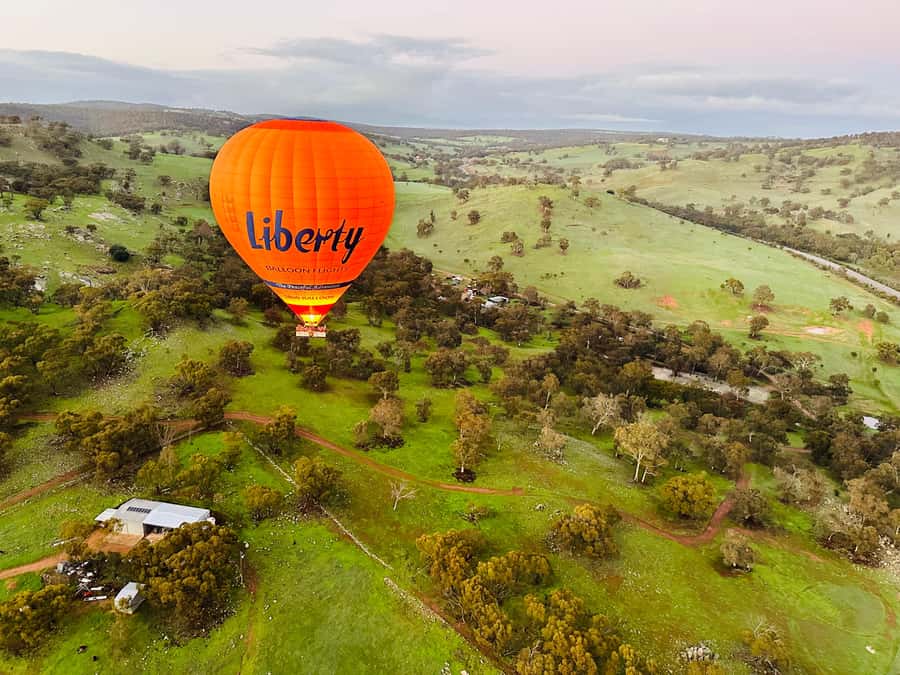 Perth to Northam: Balloon flight including shuttle bus - Dome Cafe in Northam: Briefing, Pilot Meet-Up, and the Launch Site Twist