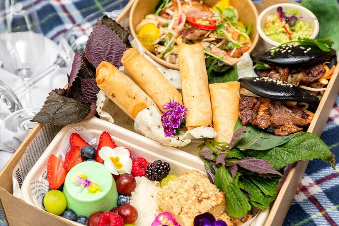 Picnic in the Royal Botanic Gardens for 2 - Picking your picnic spot: pacing, comfort, and setup