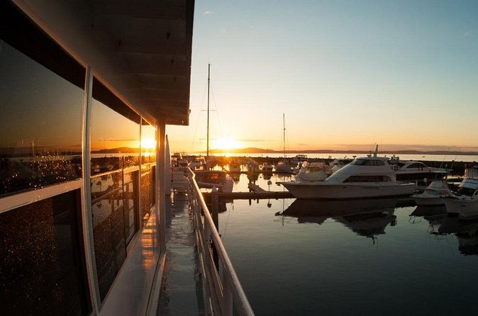 Port Stephens: Sunset on the Bay Cruise - Entertainment on board: music that fits the moment