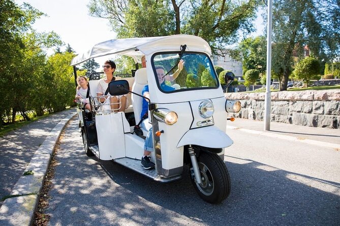 Private E-Tuk Tuk Adventure through Brisbane - Kangaroo Point Cliffs: volcanic rock and skyline viewpoints