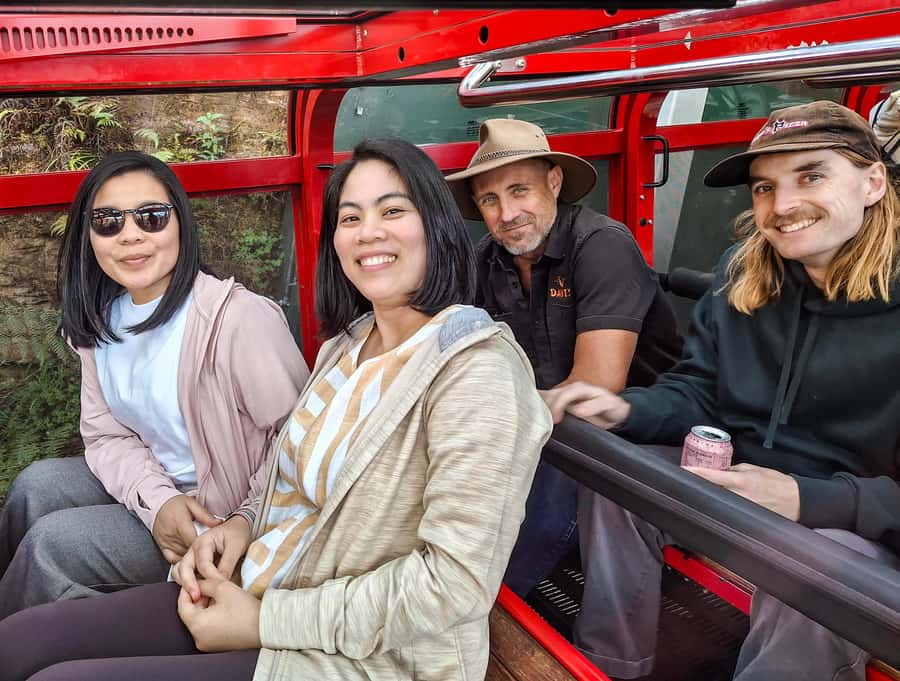 Roos, Blues & Views - Blue Mountains Day Tour w Lunch - Lunch in Leura or Katoomba: fuel for the real photo stop