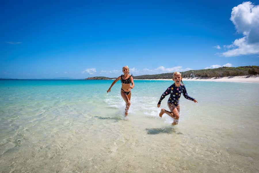 Rosslyn: Great Keppel Island Glass Bottom Boat Tour - Stepping onto Fisherman’s Beach and claiming your free time