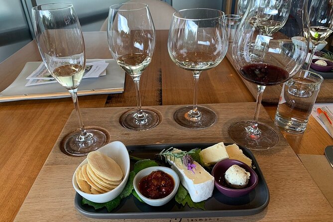 Signature Saturday Wine Tour - The 11:15 am flow: from Salamanca Market to Richmond Bridge