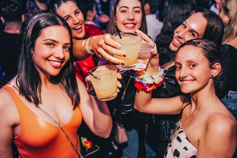 Sydney: Big Night Out Pub Crawl with Local Party Hosts - Games, prizes, and party photos: why this matters for solo nights
