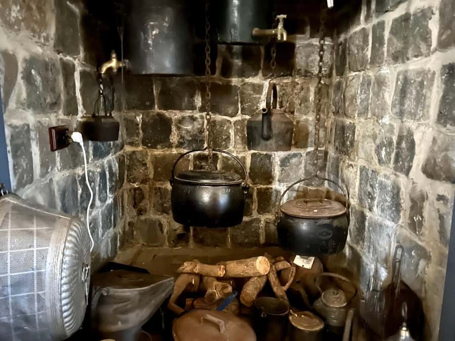SYDNEY : Ghosts, Grog & The Rocks: Haunted Pubs &Cellar Tour - Meeting at The Russell Hotel and what the 90-minute walk is really like