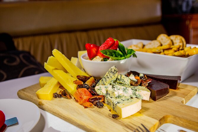 Sydney Harbour Side Restaurant Dinner and Twilight Cruise - Food and drinks: what’s included and what you should plan for