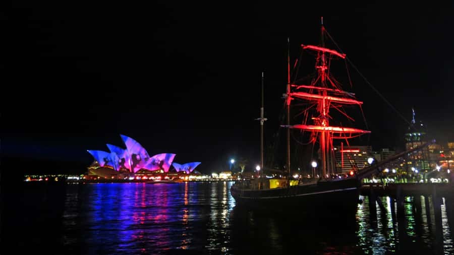 Sydney Harbour: Tall Ship Vivid Dinner Cruise - The 90-minute timeline: what happens while you’re on the water