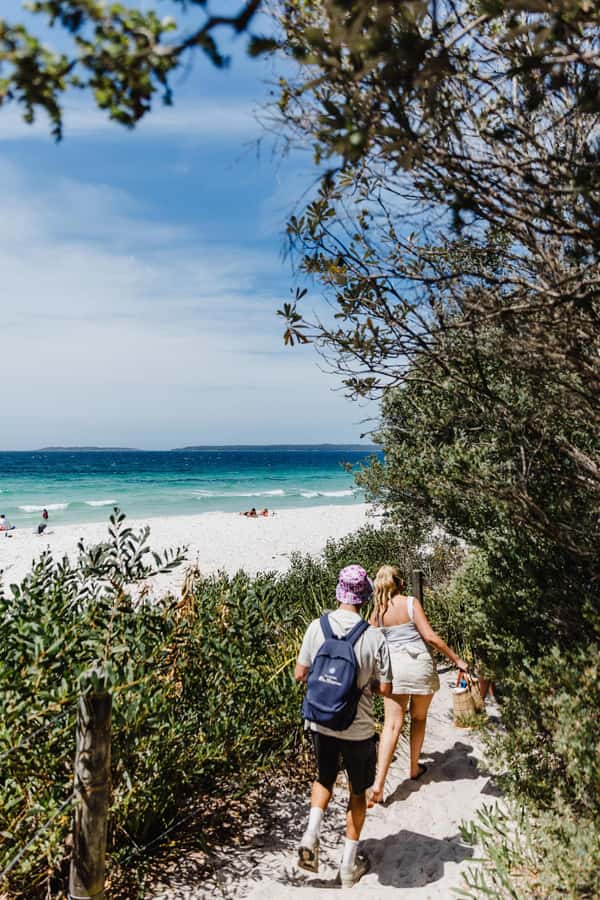 Sydney: Jervis Bay Tour with Beaches, Koalas & Kangaroos - Huskisson for an hour: lunch options and boutique browsing