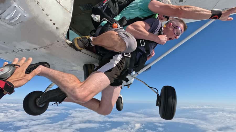Sydney, Shellharbour: 15,000ft Tandem Beach Skydive - Weather and communication: manage your schedule like it’s outdoors