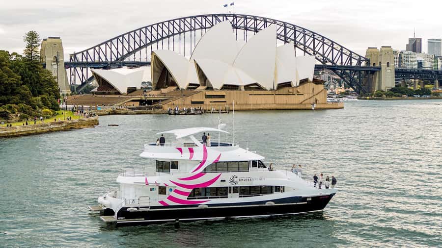 Sydney: Sydney Harbor Lunch Cruise with Welcome Drink - Darling Harbour check-in and the Migloo setup