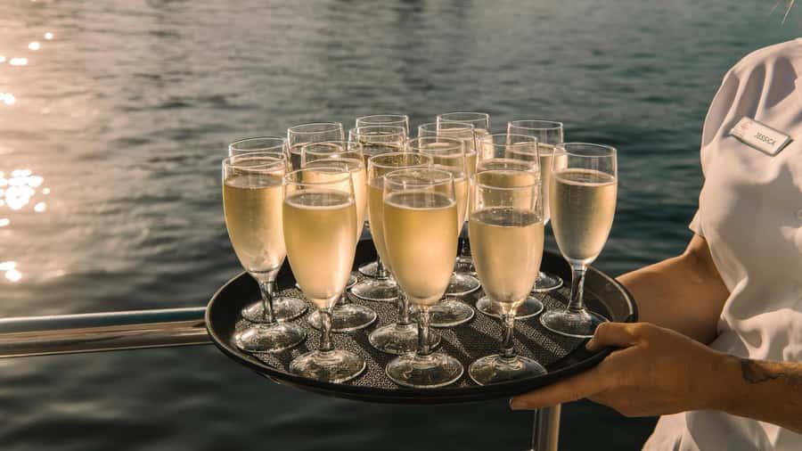 Sydney: Sydney Harbor Lunch Cruise with Welcome Drink - The two-course lunch: what “2 hours” tastes like