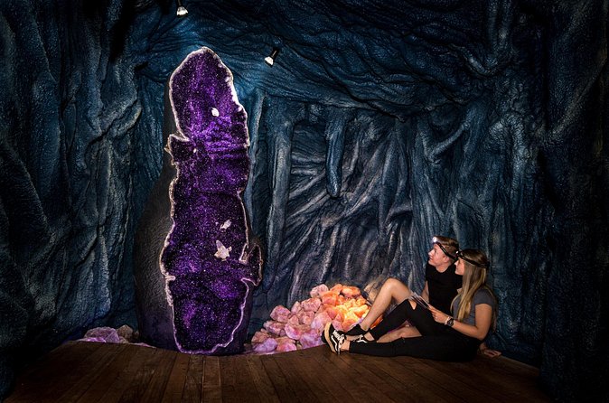 The Crystal Caves Self-Guided Tour - Finishing strong: the gift and jewelry shop (and the fun family moment)