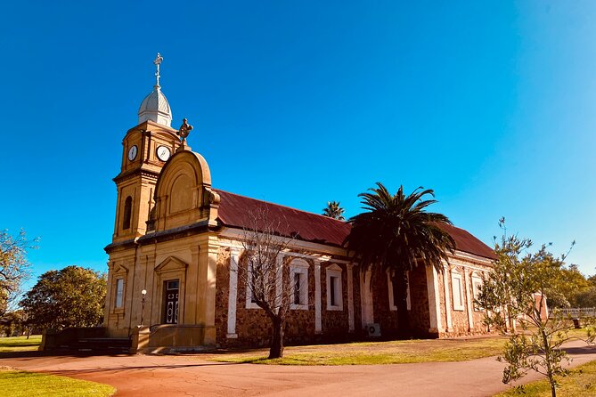 THE WHEATBELT & NEW NORCIA day tour of history, taste & nature. - Limestone Park Stud: coffee + gardens, then free-flight aviaries with 450+ birds