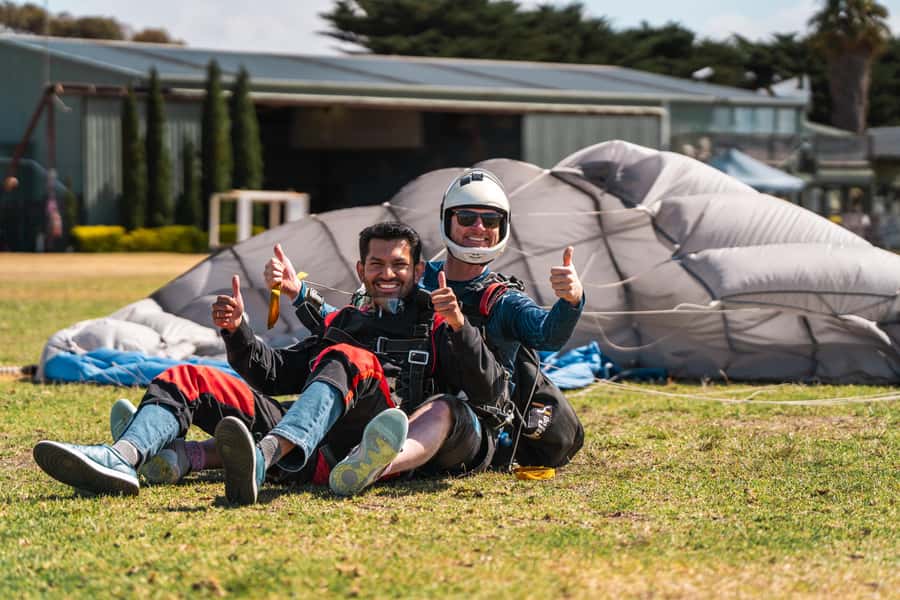 Torquay: Skydive over The Great Ocean Road - opt Melb pickup - Freefall time: up to 60 seconds at about 200 km/h