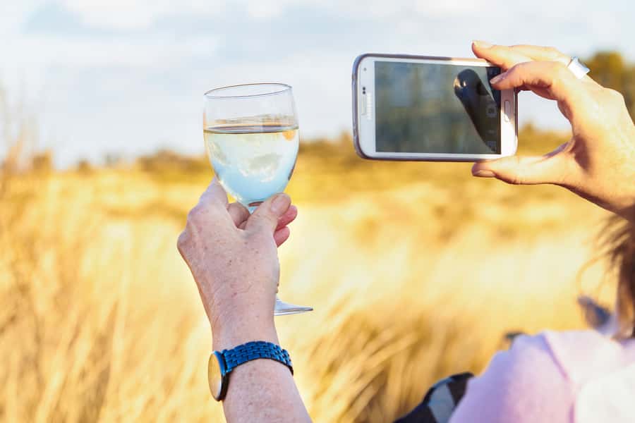 Uluru: Sacred Sites & Sunset Tour with Wine & Cheeseboard - Sunset viewing with wine and nibbles: how the colors work and how to enjoy the wait