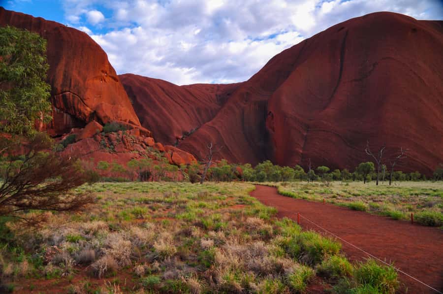 Uluru: Sacred Sites Tour + Sparkling at Sunset & BBQ Dinner - Why Uluru at sunset still feels different