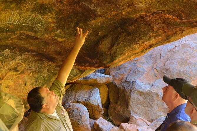 Uluru Small Group Tour including Sunset - Mutitjulu Waterhole: Liru and Kuniya, plus rock art you’ll understand better