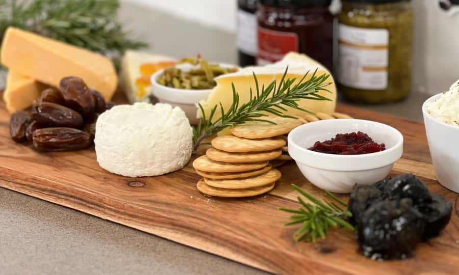 Yarra Valley Full Day Grazing Tour: Gin, Wine, Pizza, Cheese - Stag Lane Farm Distillery: Roman-style pizza plus gin flights